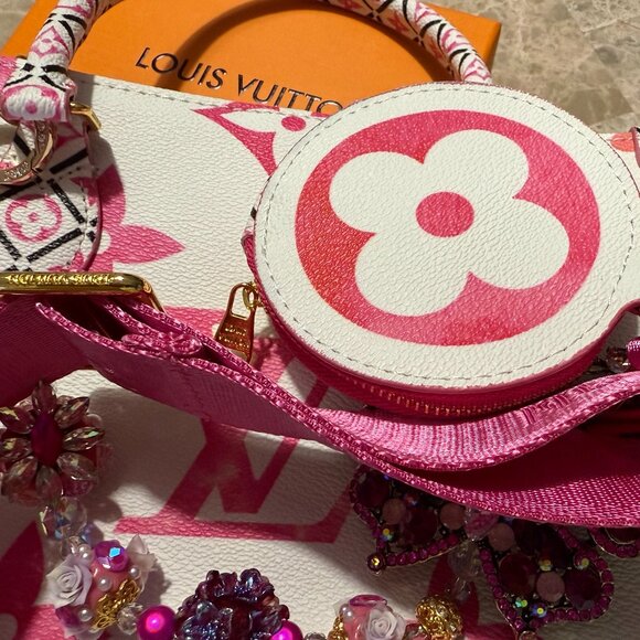 GORGEOUS Fashion Bag with Dual Straps! Can be worn Crossbody and comes w/LV BOX! - Picture 5 of 7